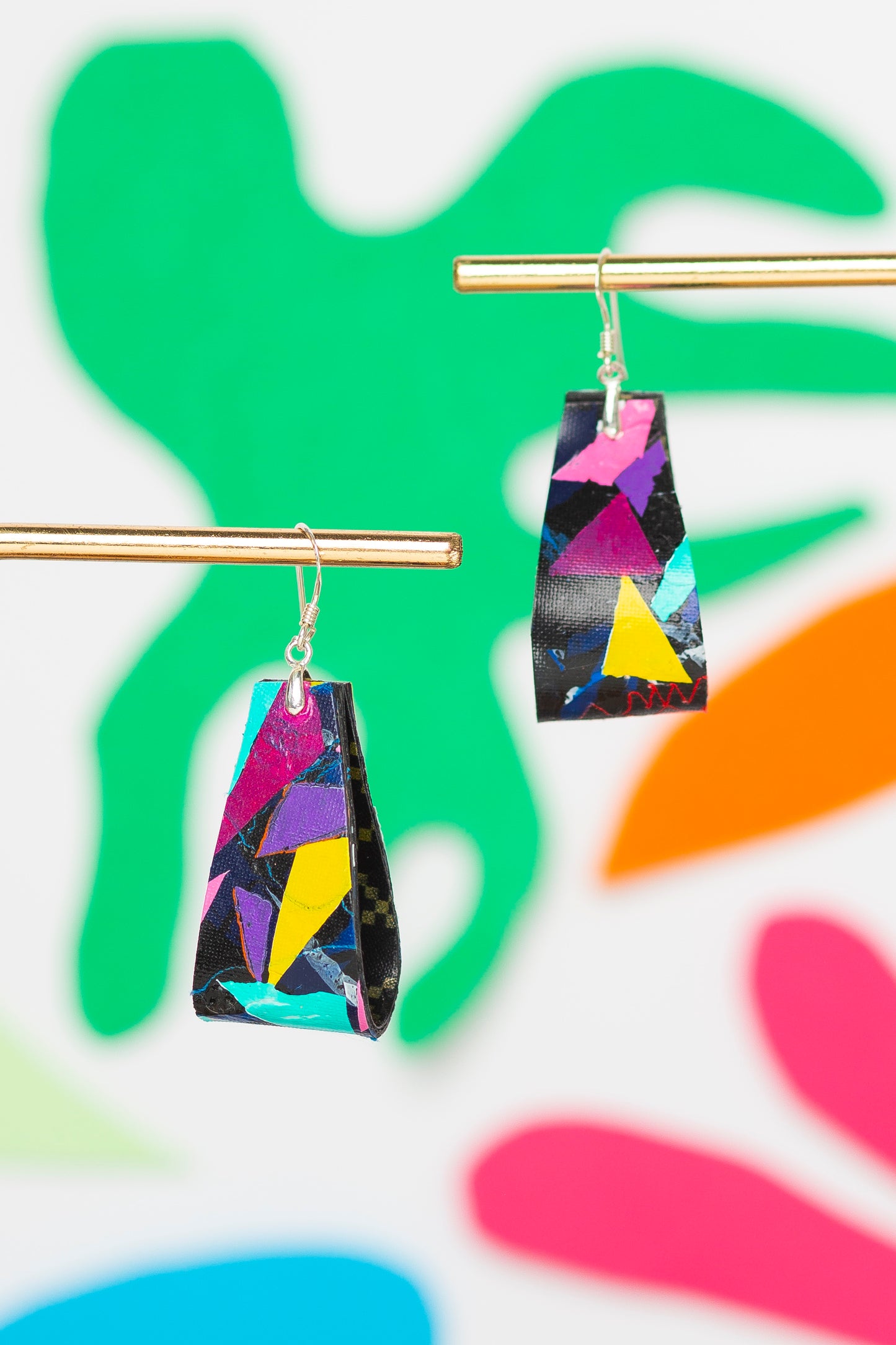 Medium striking colourful folded 80s earrings in pink, yellow, purple, green on black - S/S 24