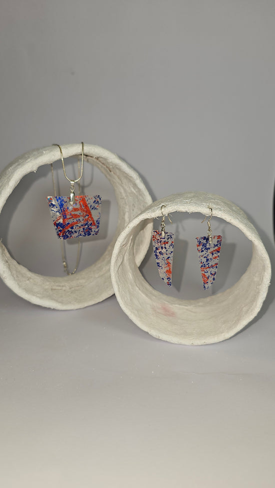 Red and blue metalic print over clear plastic bottle Jewellery SET
