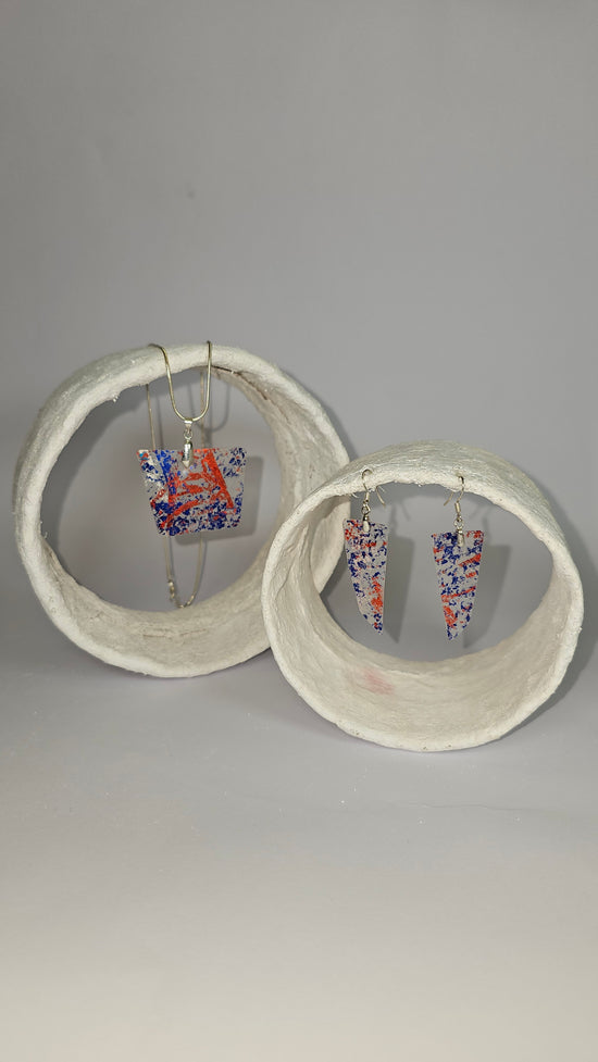 Red and blue metalic print over clear plastic bottle Jewellery SET